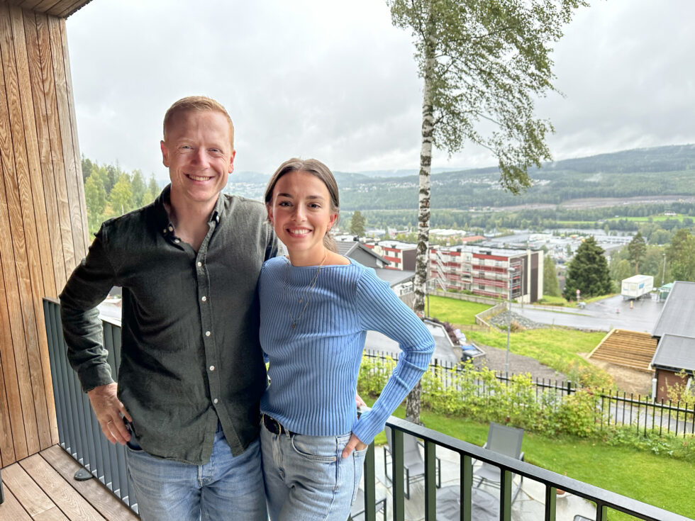 Johannes Thingnes Bø vil ha mer tid til familien. Her sammen med kona Hedda Dæhli Bø på balkongen i huset på Vangen i august i fjor.