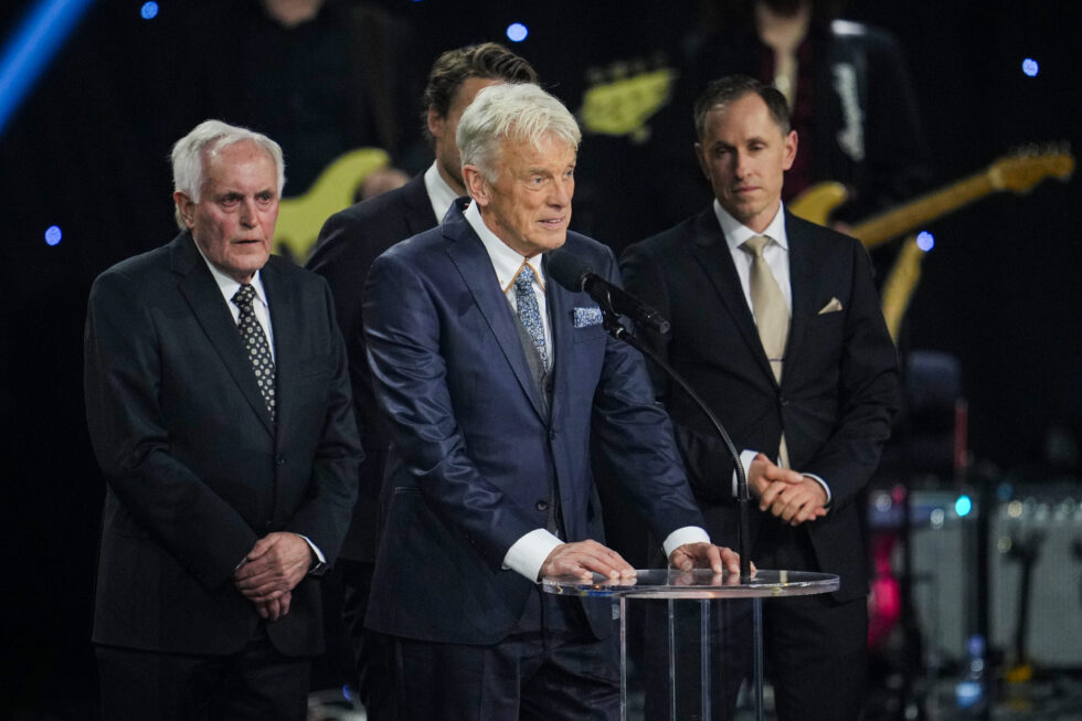 Bjørge Stensbøl (i midten) holdt tale etter at han fikk hedersprisen på Idrettsgallaen. Til venstre prisvinner Hans Trygve Kristiansen og til høyre Mads Kaggestad, sønnen til Johan Kaggestad, som fikk prisen post mortem.