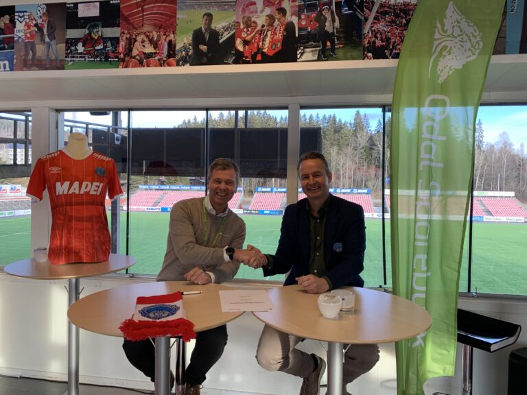 Inngår stor samarbeidsavtale. Det er Odals Sparebanks adm. dir., Torleif Lindøy, og daglig leder i KIL Toppfotball, Espen Nystuen, godt fornøyd med.