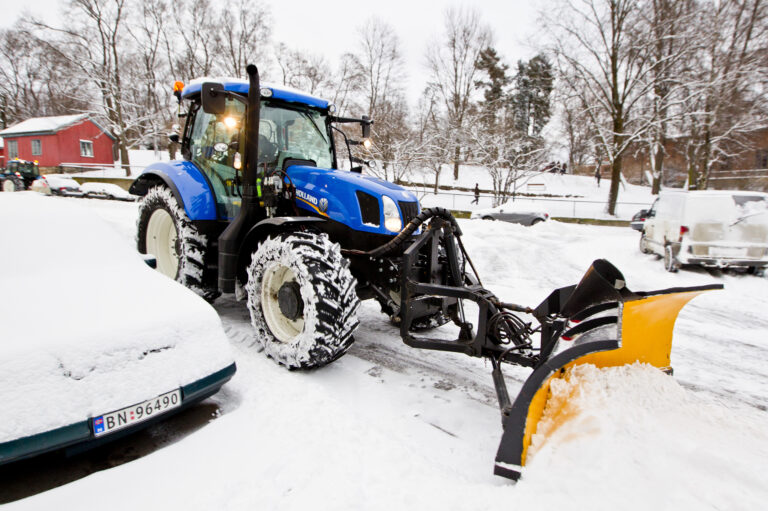 Kommunestyret har vedtatt nye brøyteregler som innebærer at det ikke brøytes før det har falt 10 centimeter snø mot tidligere 7,5 centimeter.