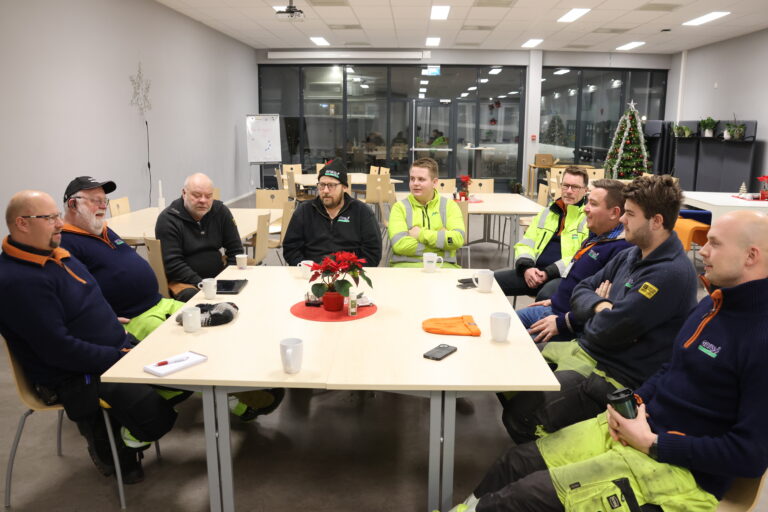 Brøytemannskapene hos GIVAS briefes før jobben starter natt tl tirsdag. .F.v: Tom Arild Velten, Asbjørn Bunes, Tommy Holtet, Ingar Nygård, Erlend Torkildsrud, Jan Arne Sund, Henrik Tunhøvd, Oskar Wiker Løvberg og Sondre Snekkerhaugen.