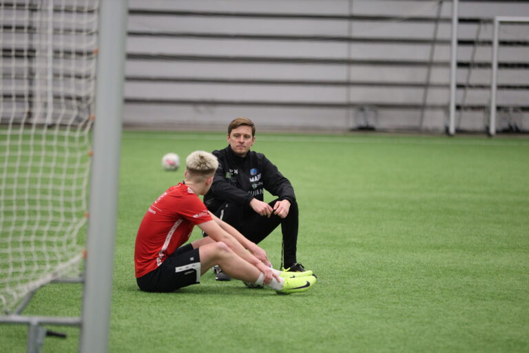 Johan Wennberg er i gang med årets sesong. Her snakker han med prøvespiller, Balder Bjerkan (19), på tirsdagens trening i Kongsvingerhallen..