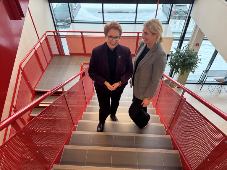 Disse damene er fornøyd med den nye pargtneravtalen som ble signert onsdag. Kongsvinger-ordfører, Elin Såheim Bjørkli, og Pia Fischer, leder ved Innlandet Science Park Kongsvinger.