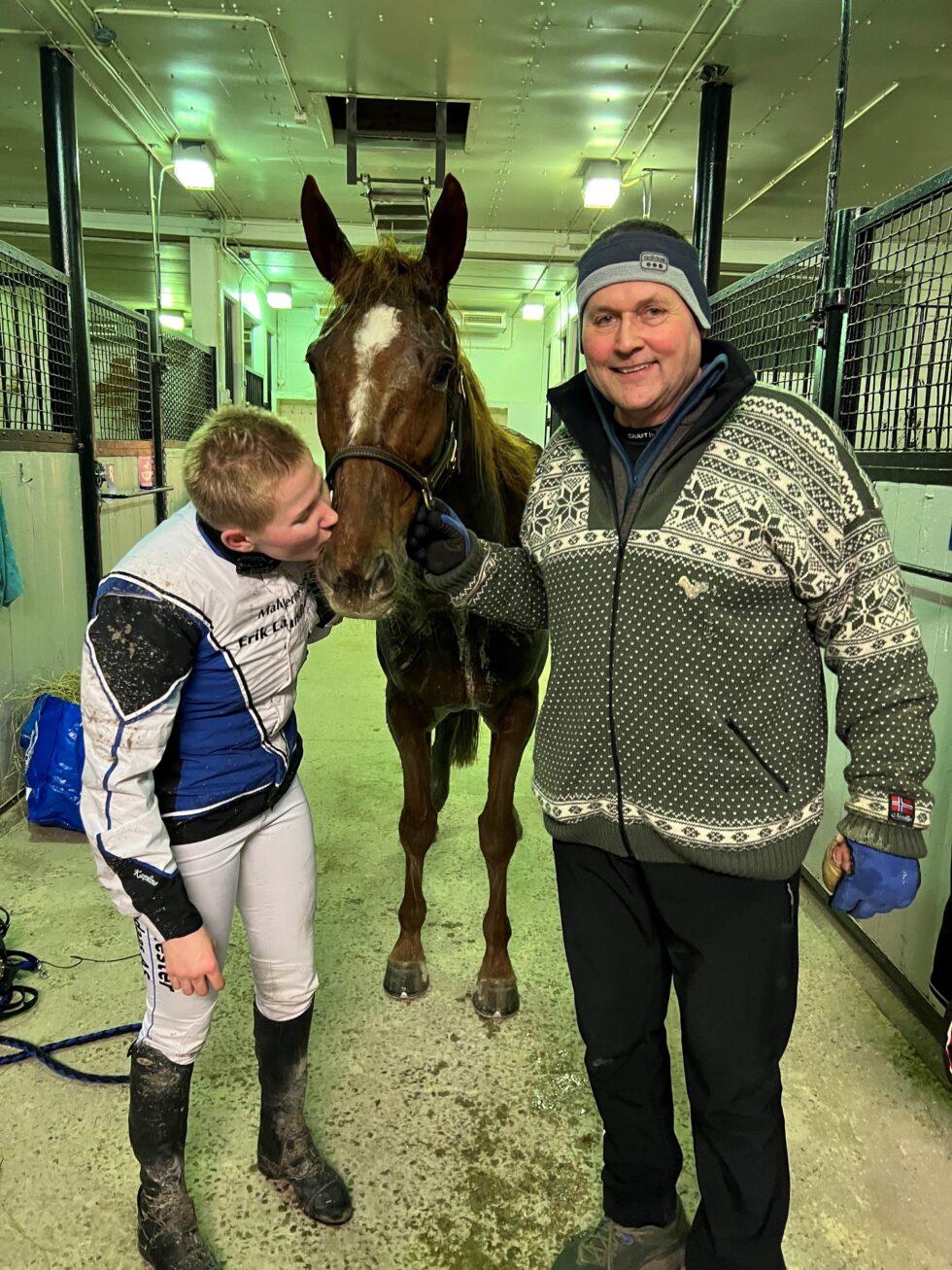 Karoline Aarskog ga Cabron et velfortjent seierskyss etter seieren på Solvalla. Severin Aarskog var strålende fornøyd med løpet.