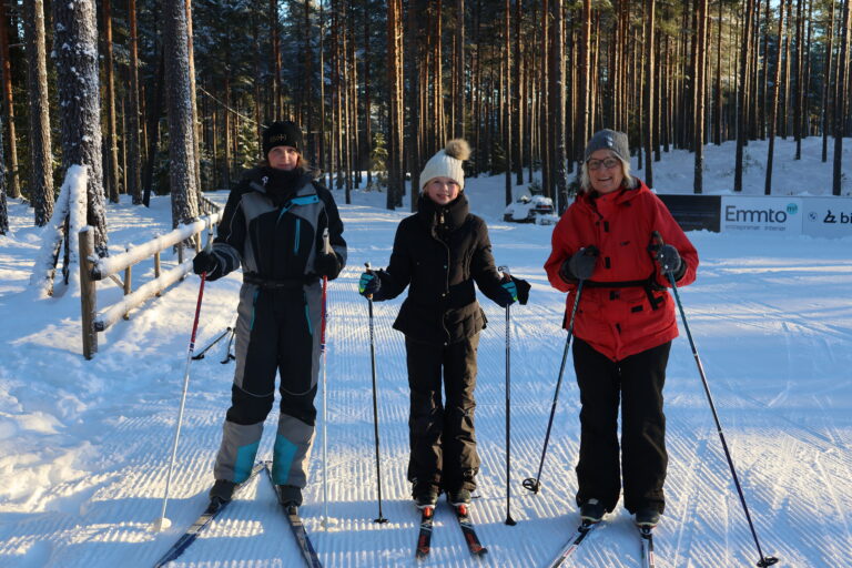 Anita Hansson, Ariana Michelle Hansson og Ann-Kristin Hansson var ute på årets første skitur og skrøt av fine forhold på Liermoen.