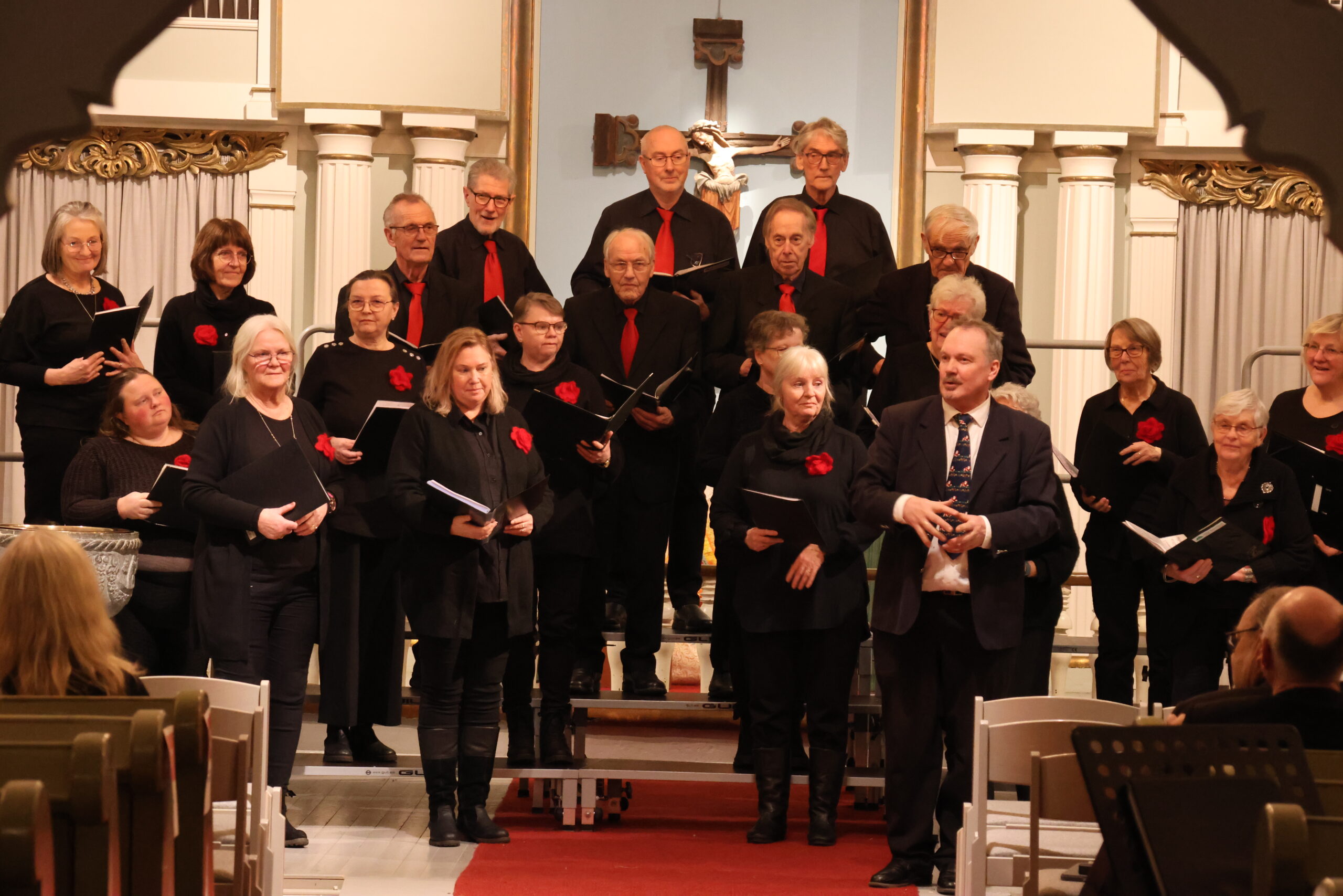Odal Bygdekor deltok også i den felles konserten i Vinger kirke søndag.