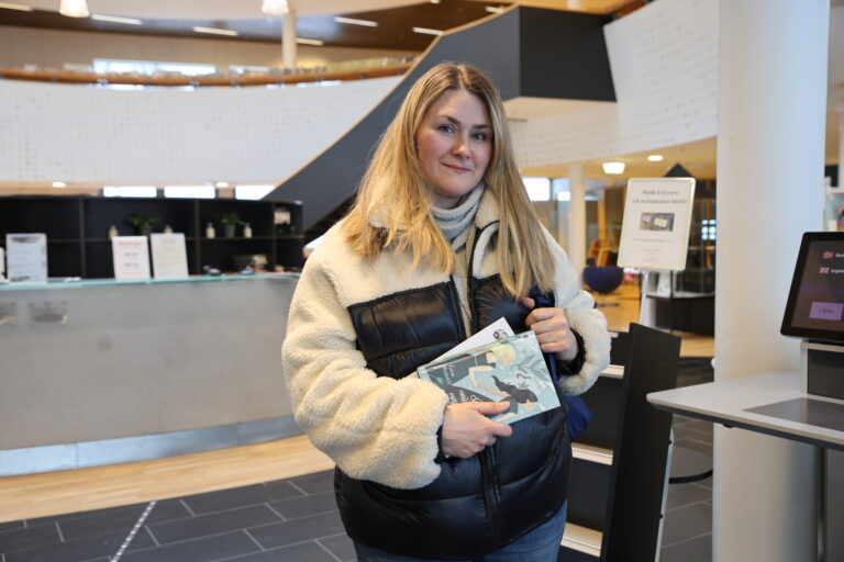 Inna Romaniuk syns det er fint å kunne låne bøker ved Kongsvinger biblioteket.