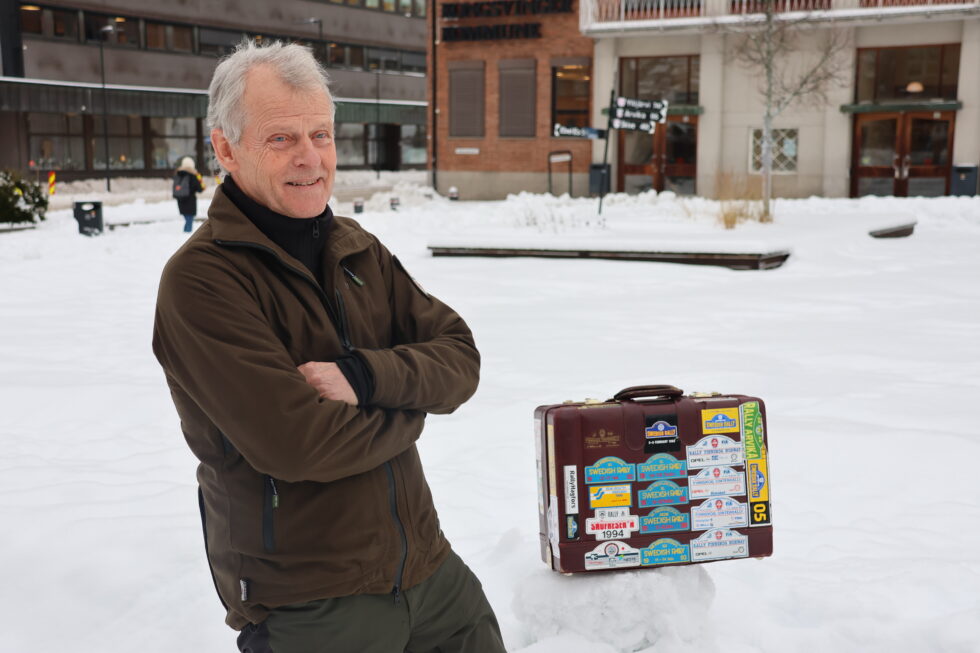 Tor Solbergseter med sin rally-koffert som har fulgt han i mange år. Rådhusplassen i Kongsvinger har vært start og målgang for mange Rally Finnskog. i 2025 vender rallybilene tilbake til denne plassen.