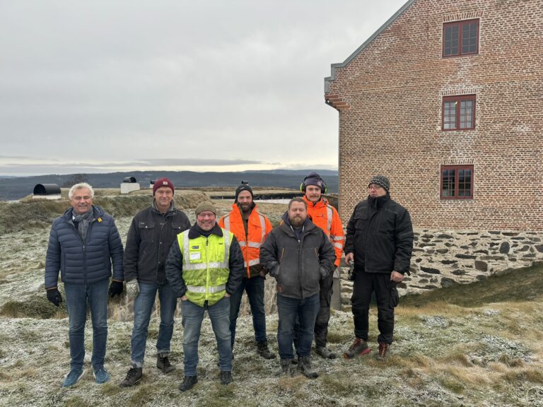 Vi gleder oss til å ønske publikum velkommen til sommeren, sier Jonny Fjeld. Fra venstre: Festningsforvalter Jonny Fjeld (Forsvarsbygg), fagleder og senioringeniør Espen Marthinsen (Forsvarsbygg), byggeleder Knut Vidar Moløkken (Forsvarsbygg), Vegard Krekvik (Anleggsgartner Arnesen AS), Tore Granmo (Tore Granmo AS), Endre Andersen (Tore Granmo AS) og driftstekniker Bjørn Olav Aanerud (Forsvarsbygg). Prosjektleder Morten Langvik (Forsvarsbygg) ikke tilstede på bildet.