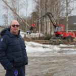 Lars Bråten rydder skog og kratt for å frigjøre mer plass til sommerens Brandvalfestival.