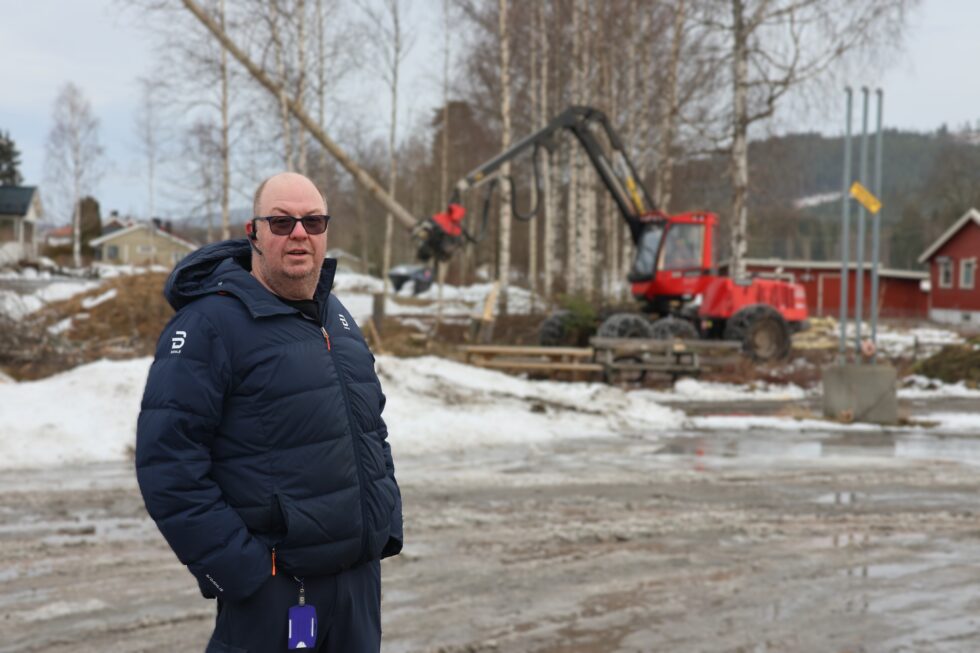Lars Bråten rydder skog og kratt for å frigjøre mer plass til sommerens Brandvalfestival.