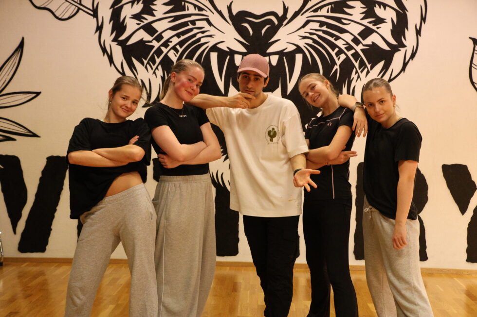 (f.v.) Peppi Lehkosuo, Helene Falch Mikkelsen, Olivia Charlotte Egnersson, og Hannah Katrina Ågedal-Mortensen var godt fornøyde etter sin danseleksjon med Cengiz Al.
