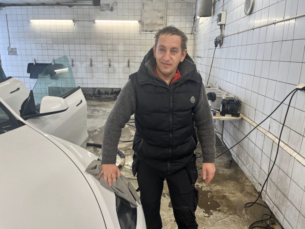 Gabriel Cazan har tatt over og driver Glomma Bilvask i Winsnesgate, og er lei av at det spres rykter om at bilpleien i Øvrebyen har stengt.