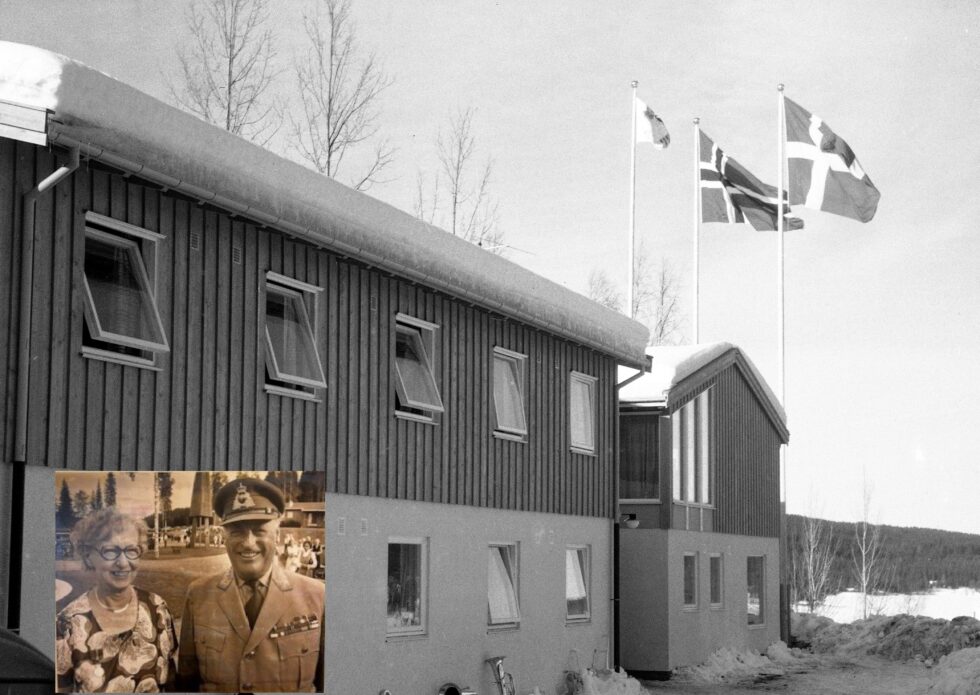 Astrid Brinck, her sammen med kong Olav, blir hedret med blått skilt. Det skal stå ved Forsvarets veteranseneter på Bæreia, som her er avbildet ved åpningen i 1959.