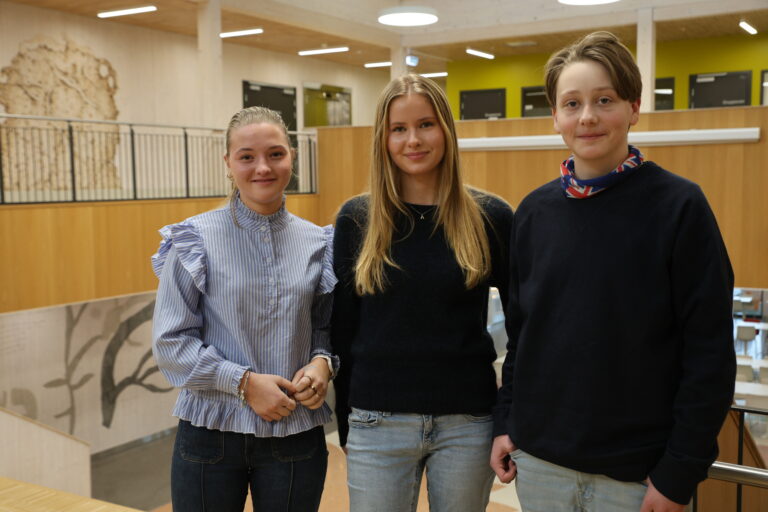 Elvira Grønnerud, Agnes Billa Mykleby og Edvard Sørlie trives godt på KUSK.