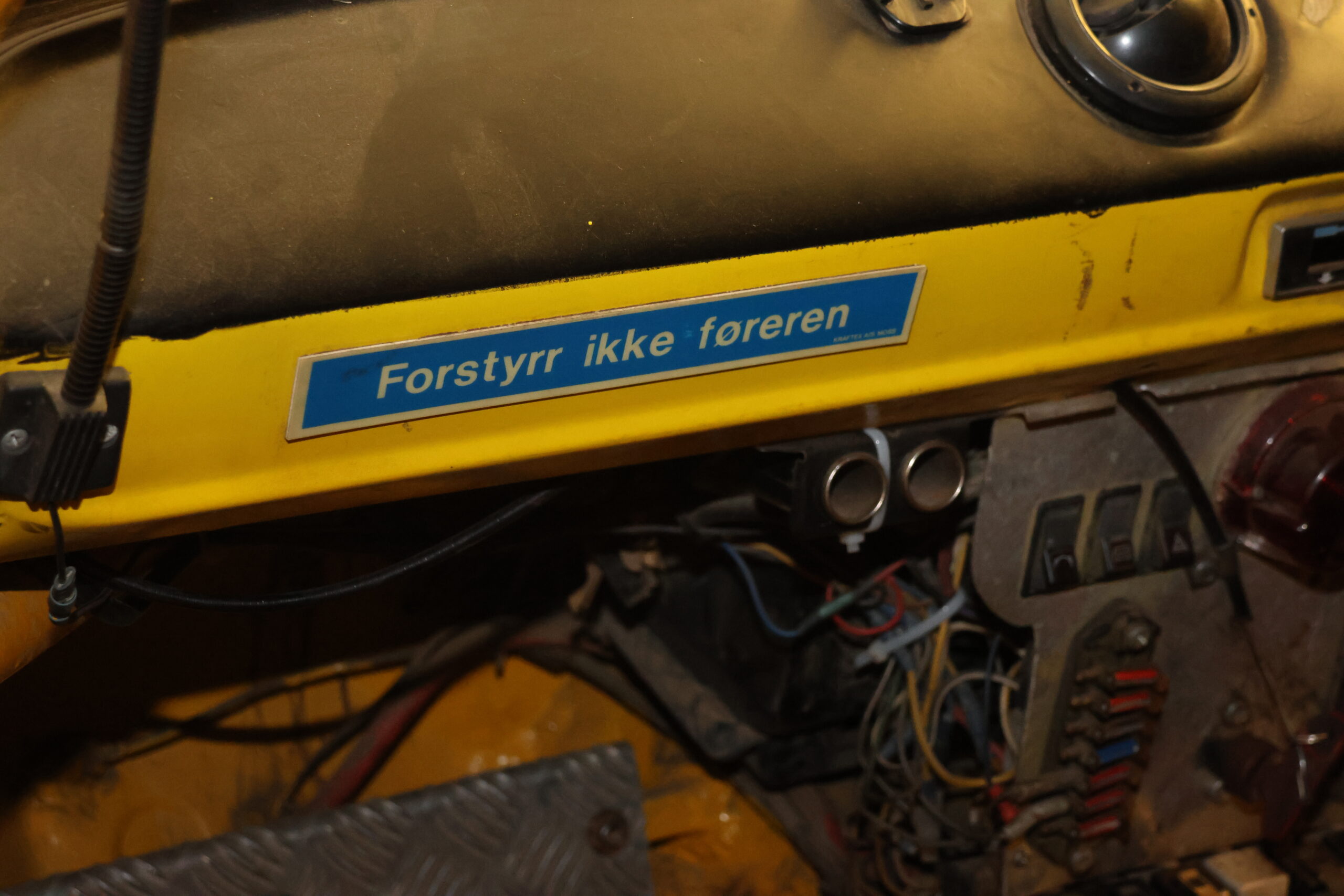 Forstyrr ikke føreren-skiltet er satt opp humoristisk på plassen til kartleser Tommy Lillenes.