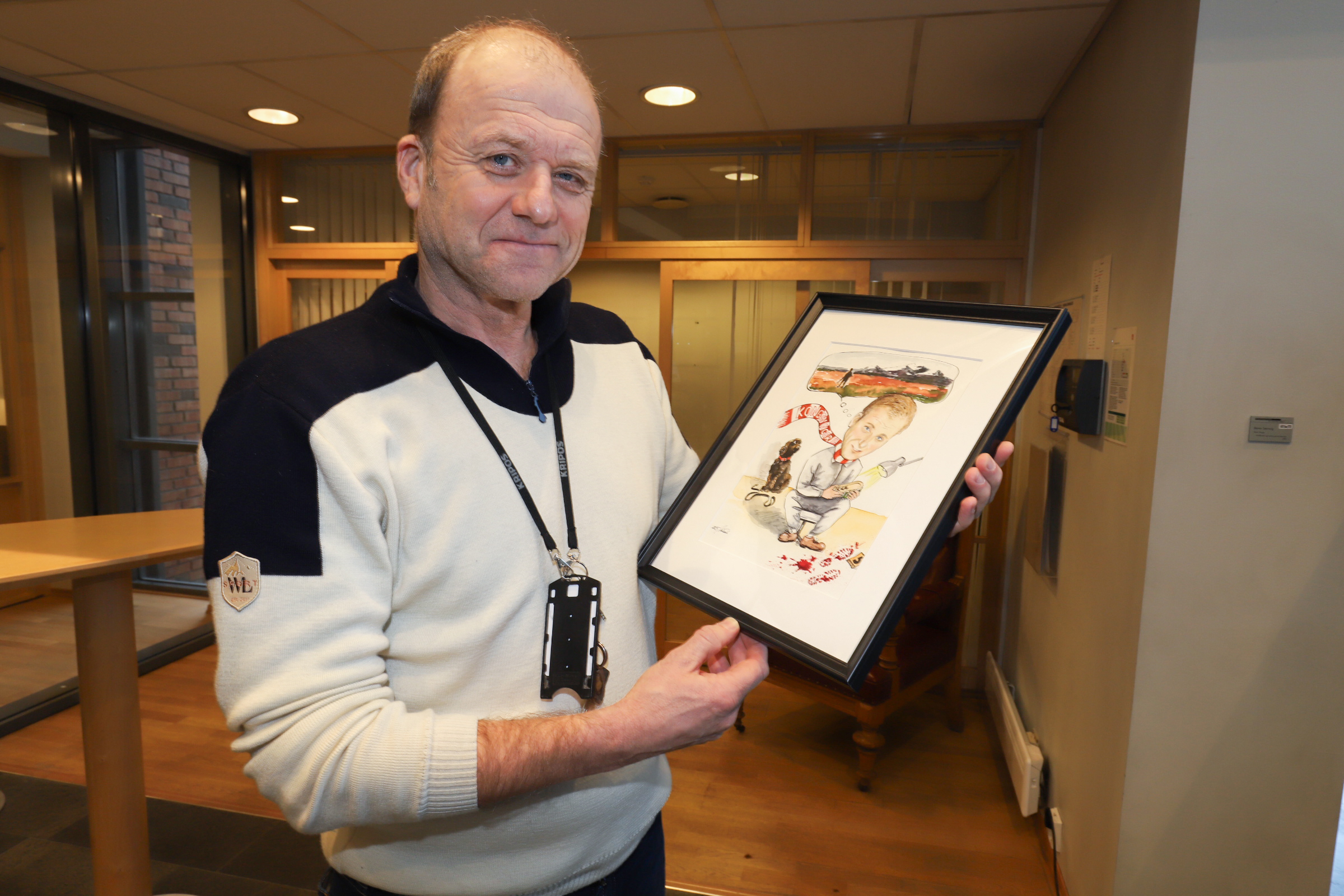 Geir Hansen fikk en flott tegning av sine kollegaer på avslutningsmarkeringen hos Kripos. Tegningen av Geir illustrerer livet hans som Kripos-etterforsker, Kongsvinger-supporter og jeger.