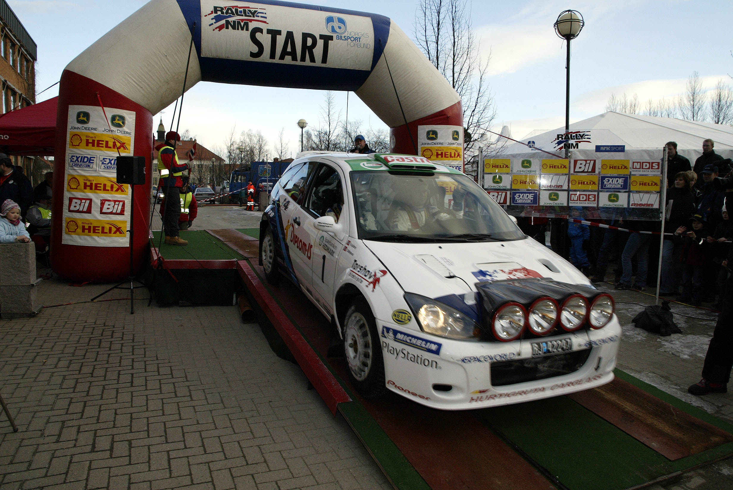 Slik så det ut da Henning Solberg kjørte over startstreken på Rally Finnskog i 2005.