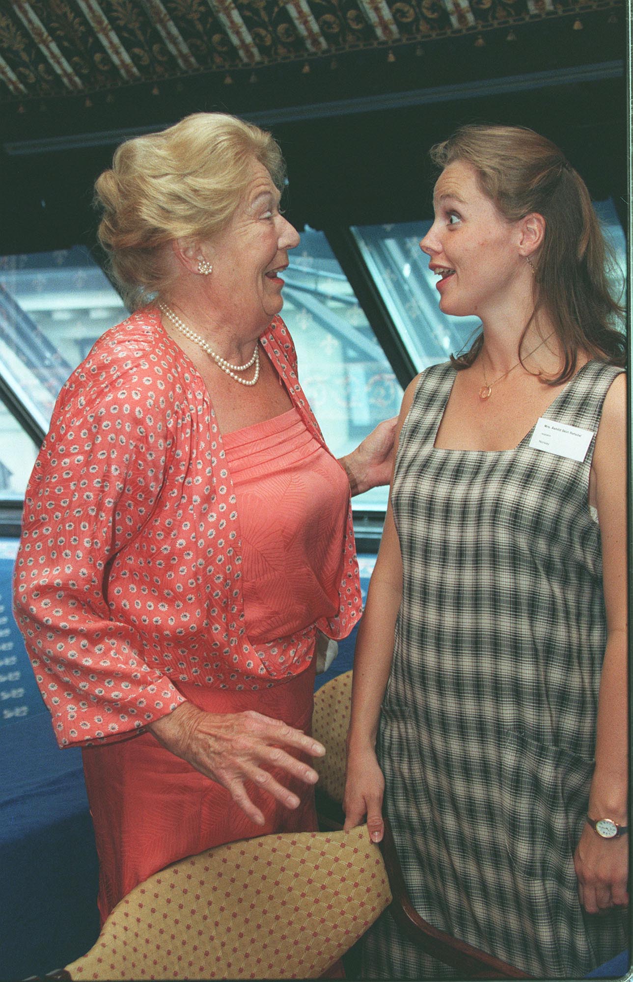I 1995 slo Åshild igjennom som beste norske sanger i Dronning Sonjas Internasjonale Musikkonkurranse. Her i en hyggelig samtale med Ingrid Bjoner (1927-2006), som var en stor internasjonal stjerne på operascenen.
