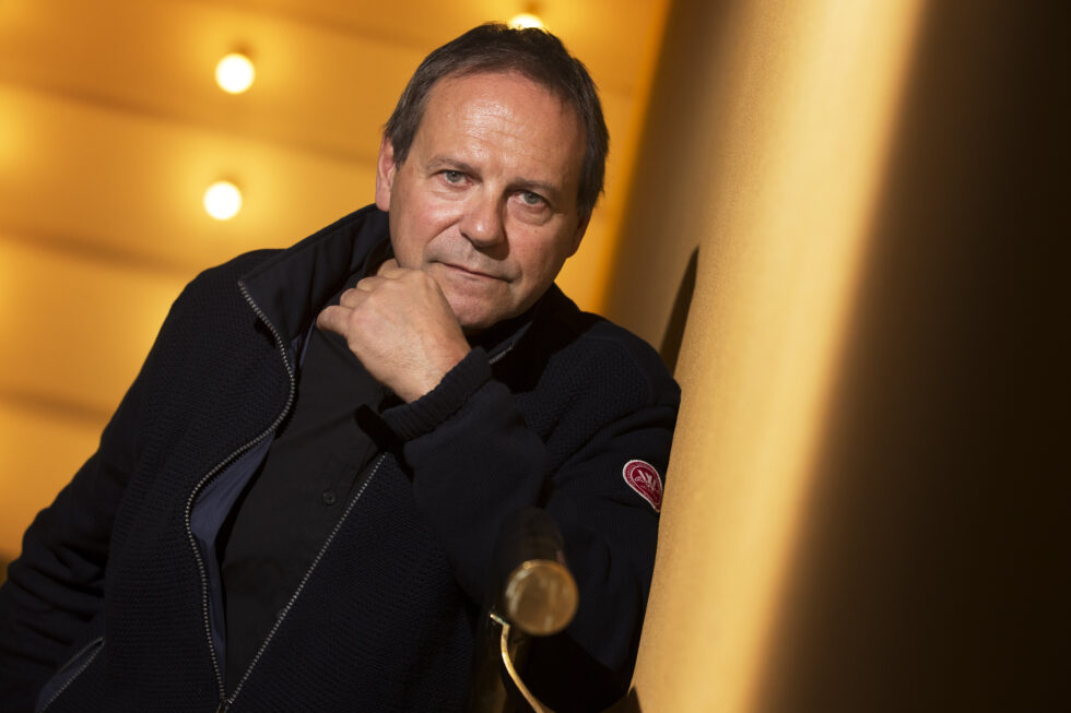 Skuespiller og sceneinstruktør Svein Tindberg kommer til Rådhus-teatret med teaterstykket Esau og Jakob.