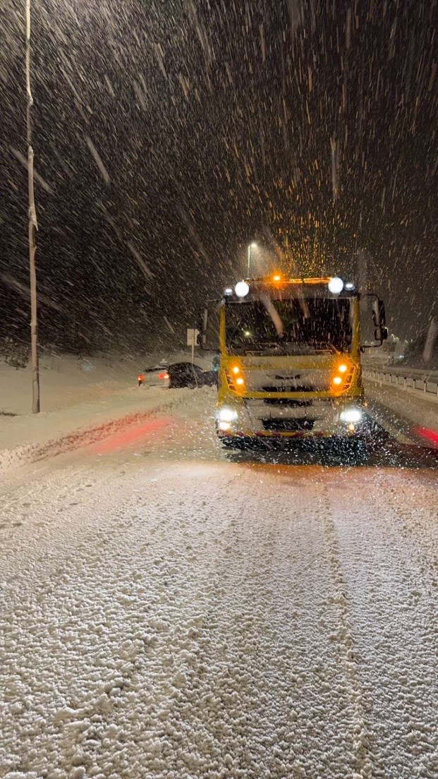 Travle timer for bilbergerne etter snøfallet. Her på E16 i Kongsvinger, hvor en bil har kjørt av veien..