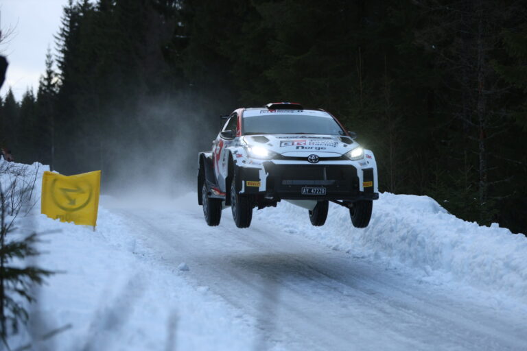 Etter SS3 leder Eivind Brynildsen og Jørn Listerud Rally Finnskog 2025 i sin Toyota GR Yaris.