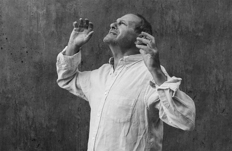 Svein Tindberg har gjort stor suksess med sine monologforestillinger. Den nyeste om Esau og Jakob viser han frem på Rådhus-teatret lørdag.