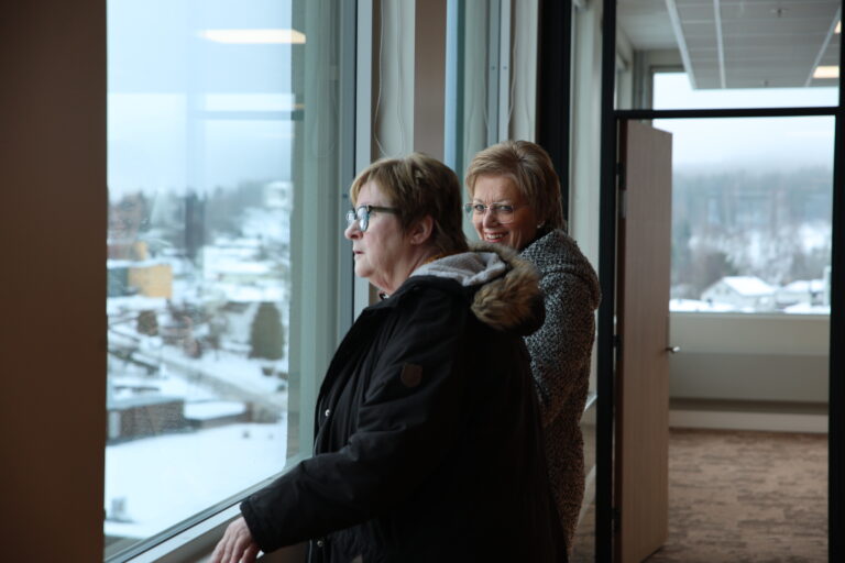 Seniorrådgiver Jane Bekkengen (t.v.) og førstekonsulent Maylen Sørbråten er godt fornøyd med den nye utsikten de kommer til å ha fra det nye bygget.