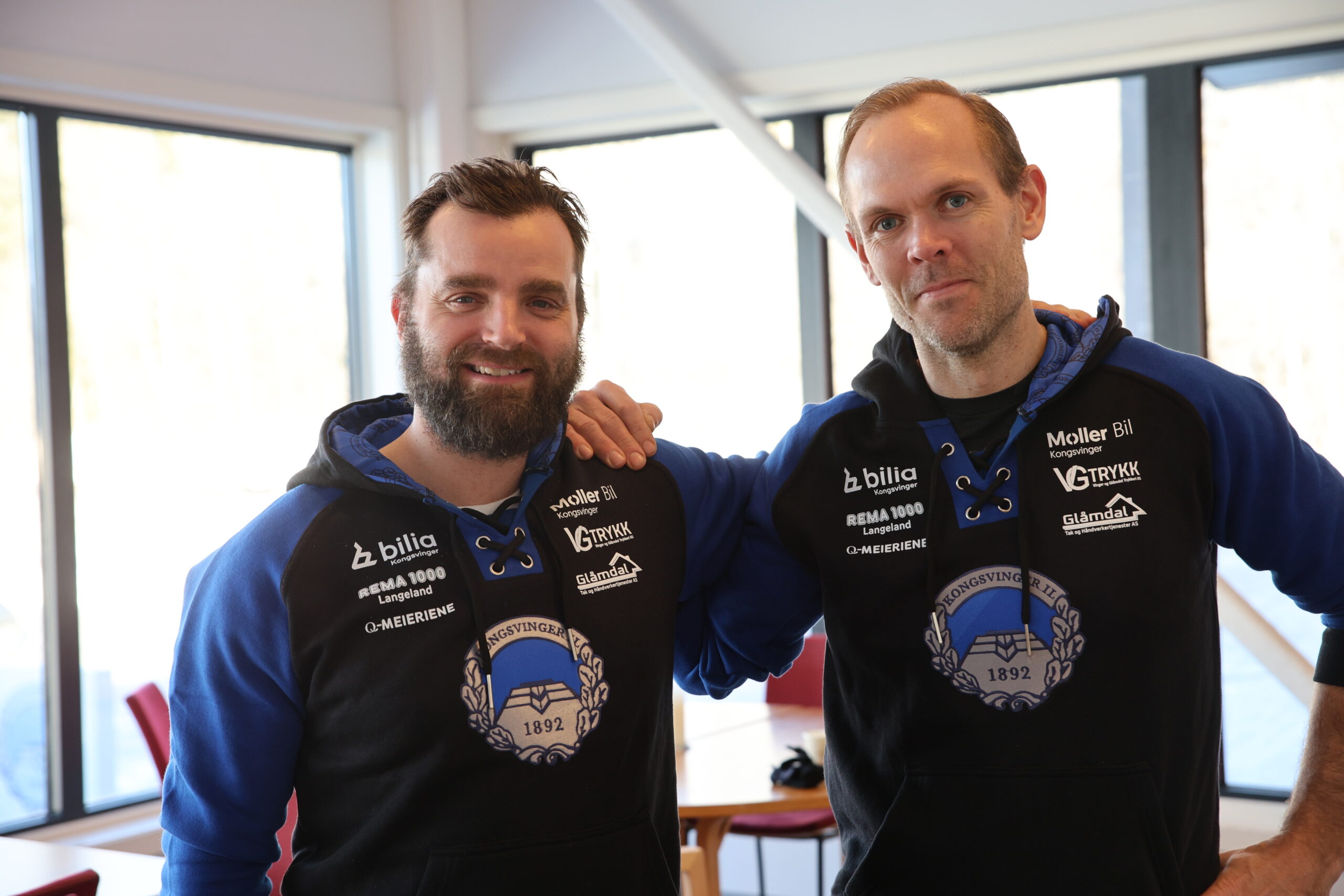 Det kan være litt seigt å stå opp tidlig, innrømmer Lars Erik Hesbråten (t.v.), men både han og Henrik De Geer koser seg når de er med hockeyakademiet på trening.