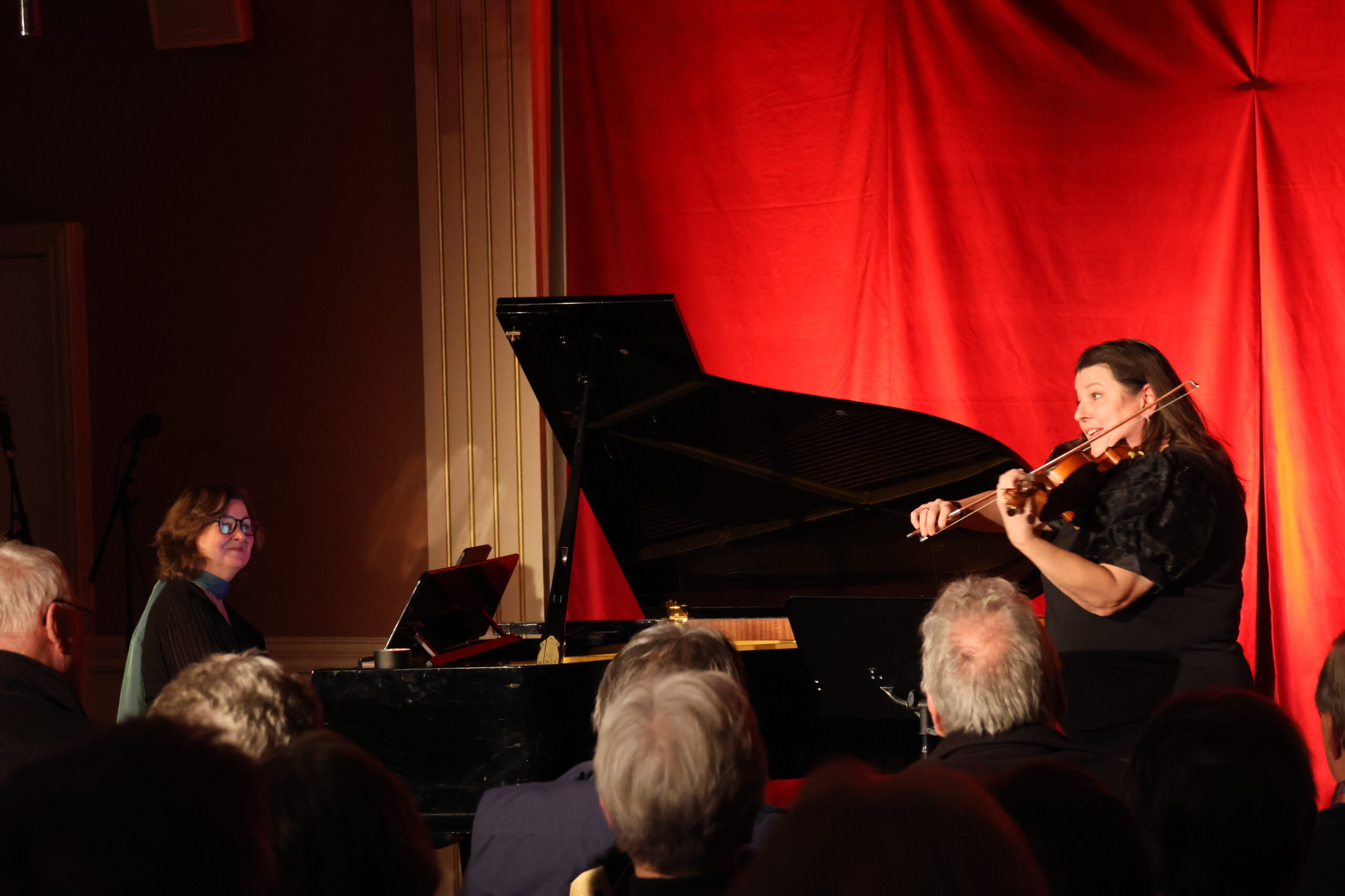 Ellen Marie Carlsen spilte piano, mens Lena Rist-Larsen spilte fiolin og trekkspill.