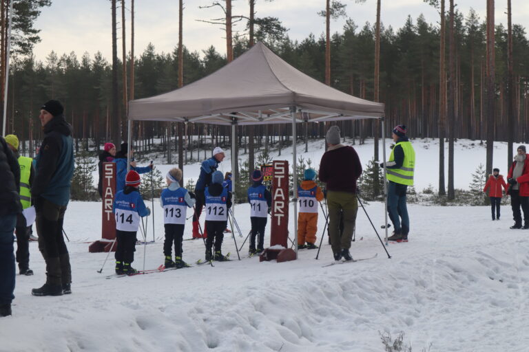På tirsdag kommer Barnas Ski-VM til Liermoen og arrangør Magnor U.L. skal også arrangere årets første karusellrenn på Liermoen denne kvelden.
