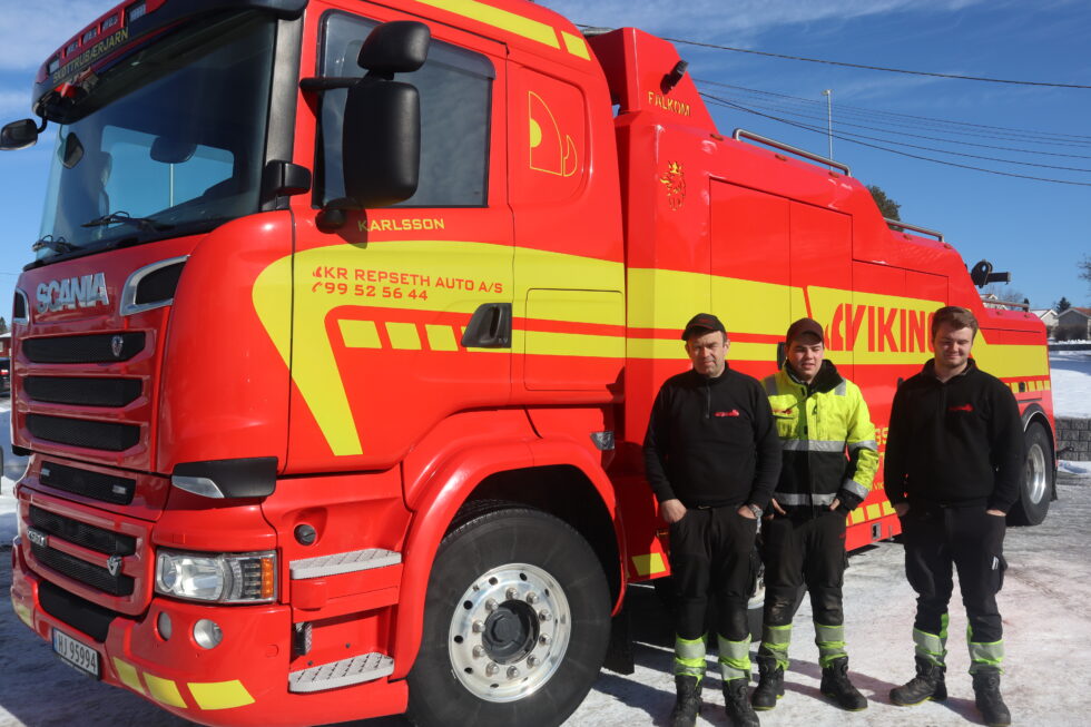 Lars Erik Karlsson, Daniel Mengkrok og Magnus Karlsson hos Repseth Auto opplever stadig at biler er tomme for strøm vinterstid.
