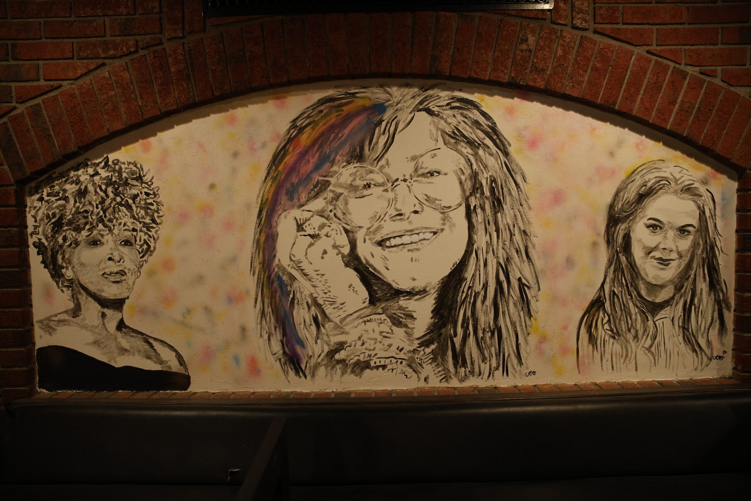 Det er flere som har lagt merke til Thea Paulsrud (t.h.) også lokalt. Inne på Vinger blues og roc-klubb har hun blitt malt sammen med noen legender i musikkverden i Tina Turner og Janis Joplin. Bildet er malt av Veronica Sint Jago.
