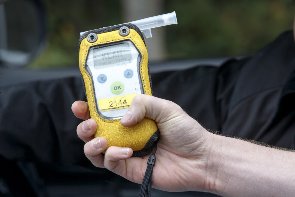 OSLO, Norge 20160927.Politiet i arbeid. Politiet gjennomfører alko-testing med alkometer. NB! Modellklarert til redaksjonell bruk.Foto: Gorm Kallestad / NTB