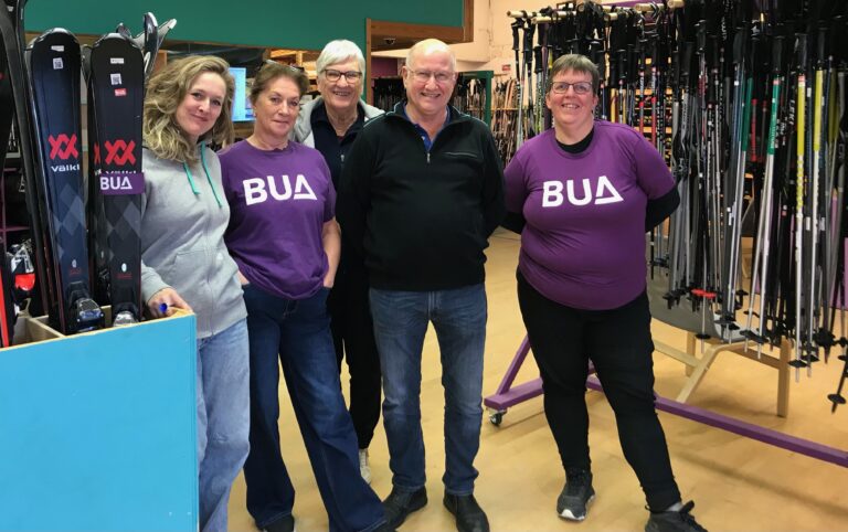 BUA opplever stor pågang og har behov for flere frivillige hjelpere, forteller BUA-koordinator Karen Gjermundrød her sammen med de frivillige Aud Olstad, Eirin Holmvassdal Justad, Valter Fredriksen og Kari-Anne Hansen.