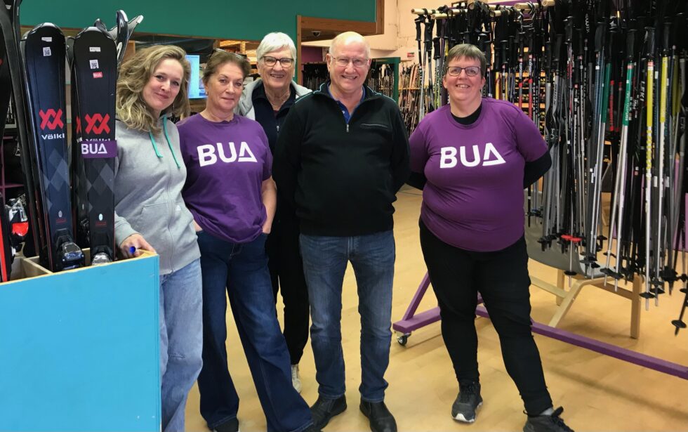 BUA opplever stor pågang og har behov for flere frivillige hjelpere, forteller BUA-koordinator Karen Gjermundrød her sammen med de frivillige Aud Olstad, Eirin Holmvassdal Justad, Valter Fredriksen og Kari-Anne Hansen.