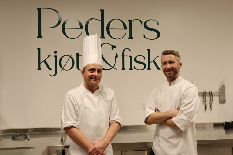 Stian Bergerud (t.v.) og Nicolay Paulsen har fått mye å gjøre på jobb siden åpningen av Peders kjøtt & fisk 10.januar..