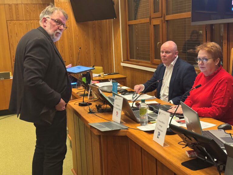 Aps parlamentariske leder, Paul Inge Tønseth, gav seg ikke i diskusjonen i Formannskapet onsdag, og vil ha raskere beskjed fortløpende fra administrasjonen om eventuelle endringer i de kommunale kostnadene framover.