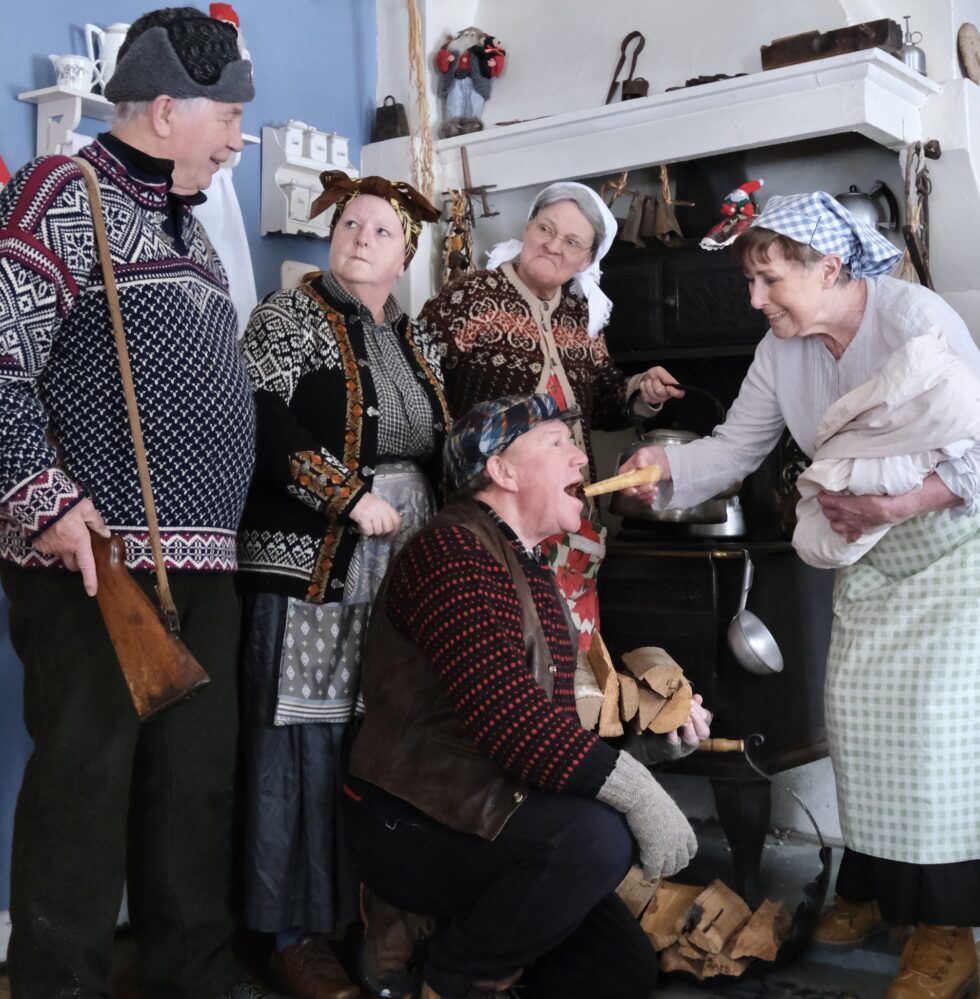 Thor Øyvind Bråthen, Bjørg Aulie, Yvonne Andersen Guri Wiker og Nils Oscar Ottesen i roller under innspilling av den nye filmen.