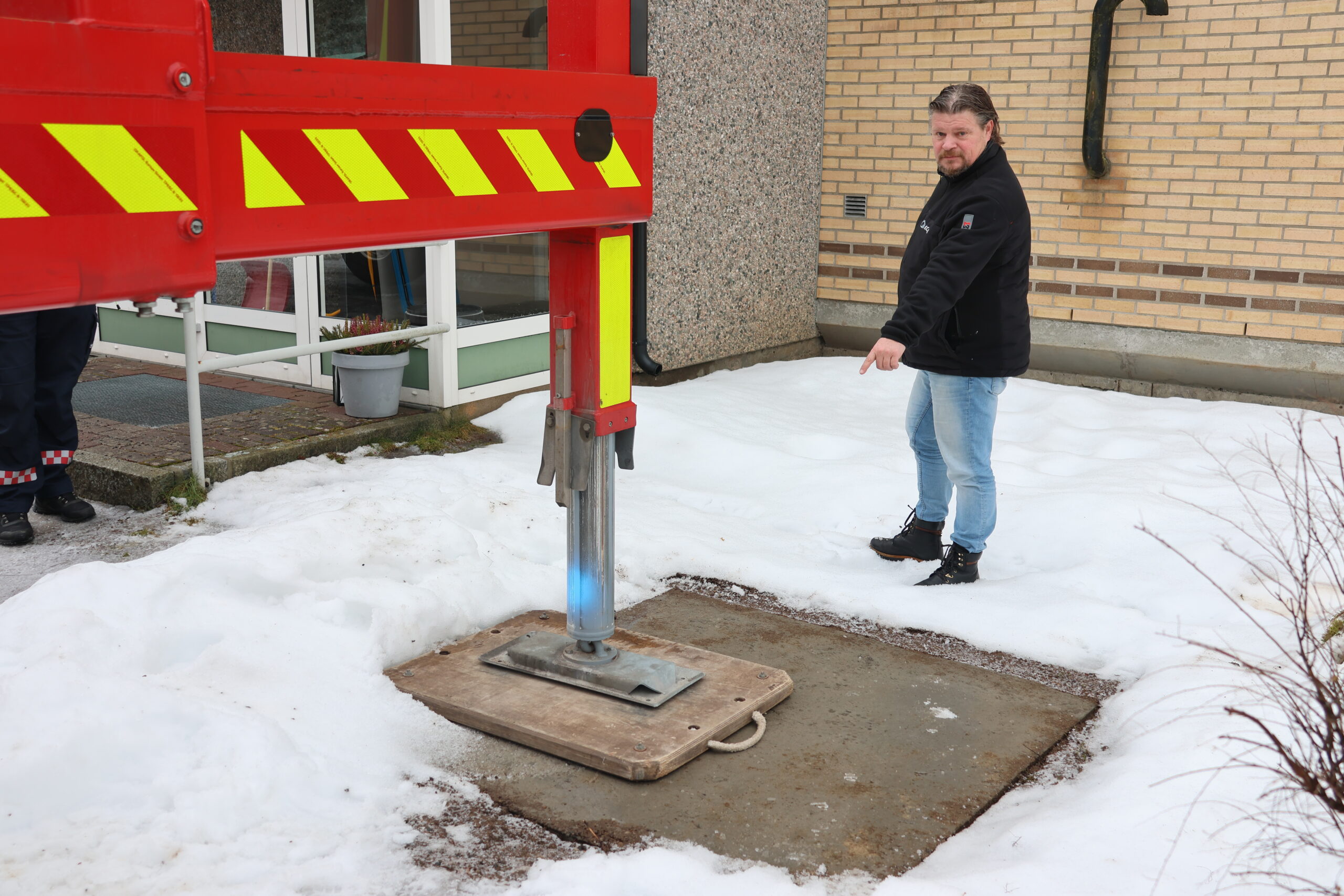 Rune Sand, teknisk sjef i KOBBL, viser frem den ene plattingen som borettslaget har støpt spesielt for at stigebilen til Glåmdal Brannvesen skal kunne brukes i redningsarbeid. På hvert sted det er klargjort for stigebilen er det støpt fire plattinger, en for hver av stigebilens støttebein.