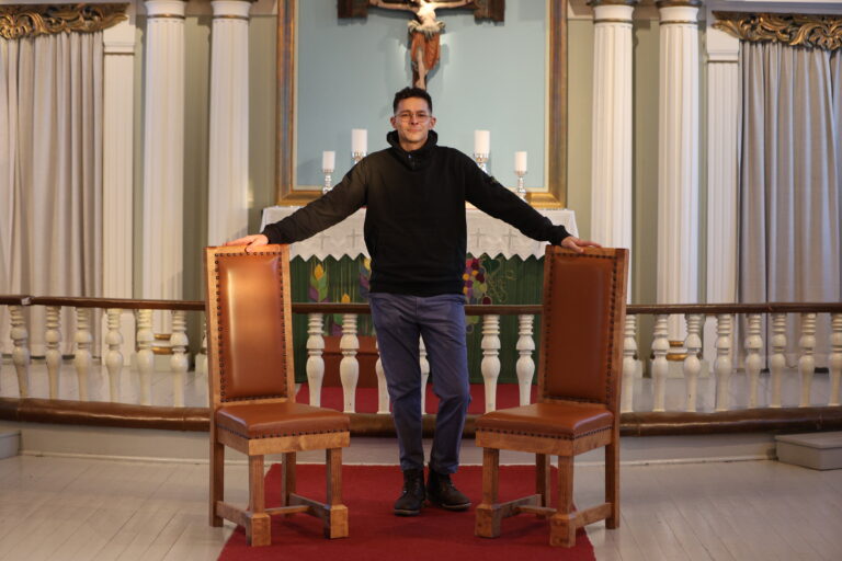 Sogneprest Yrjan Mirzai Sunde åpner Vinger kirke for drop-in vielser på Valentinsdagen.