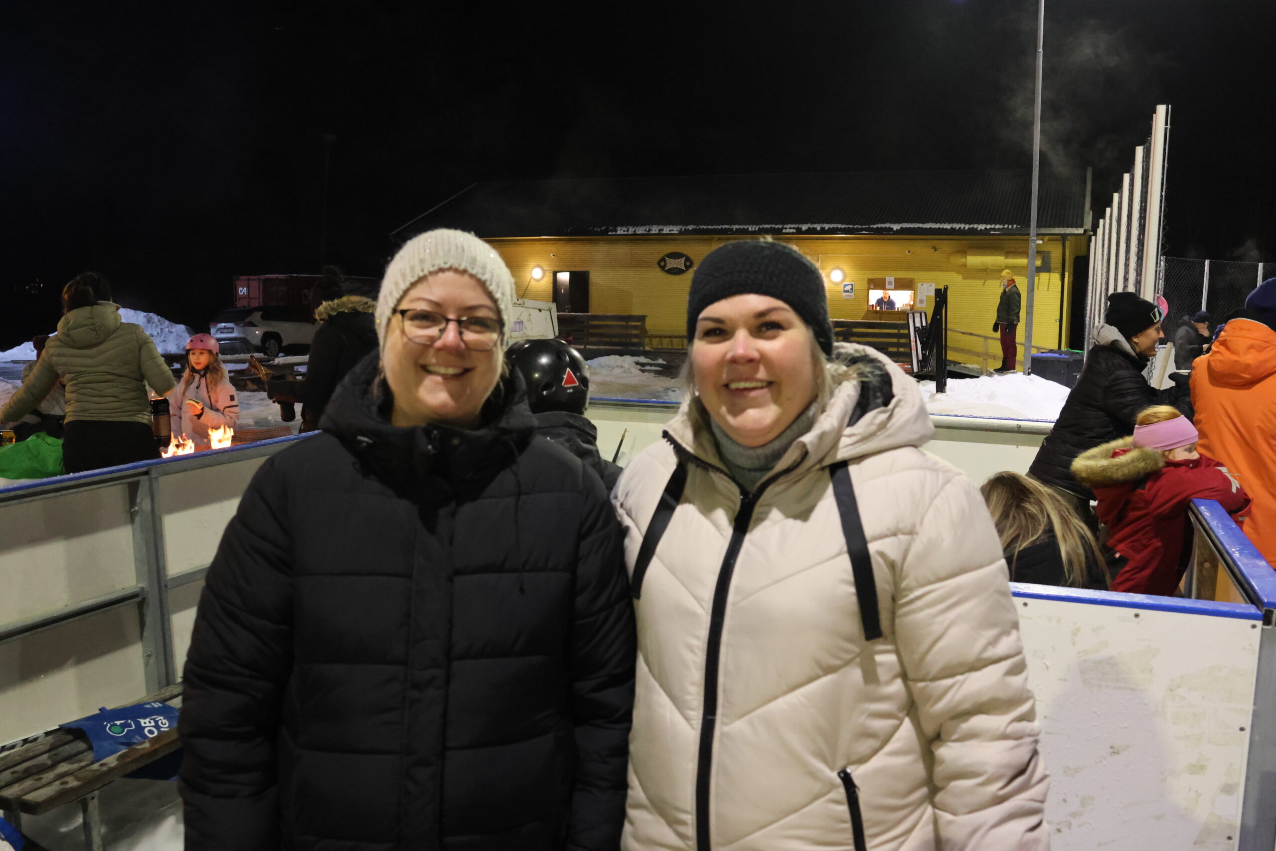 Heidi Oskarsen og Ida Linna hadde tatt med seg barna på skøytedisko og skrøt av arrangementet.
