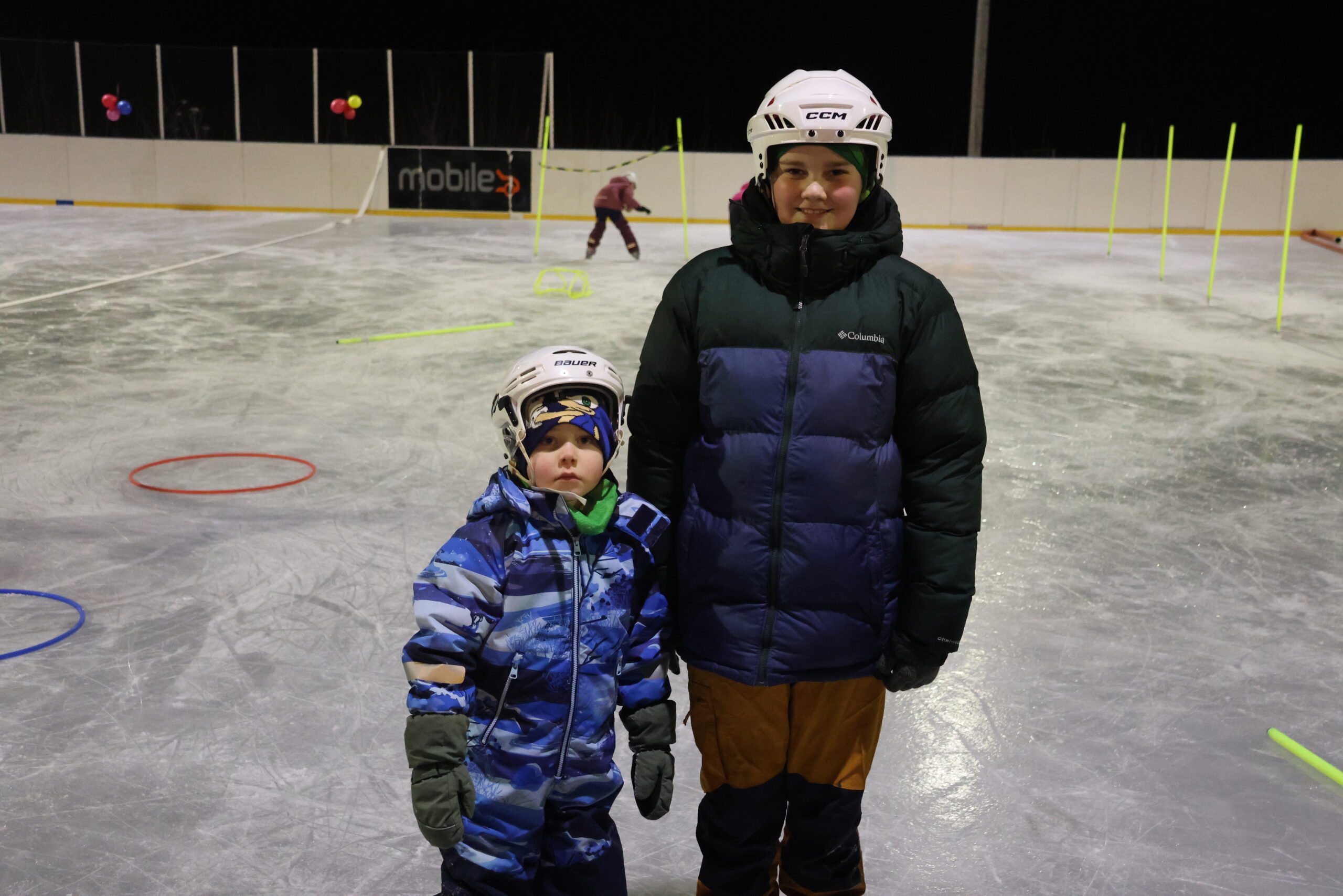 Nicco Torp (5 år) og Henrik Amundsen (12 år) syntes skøytedisko var kult.