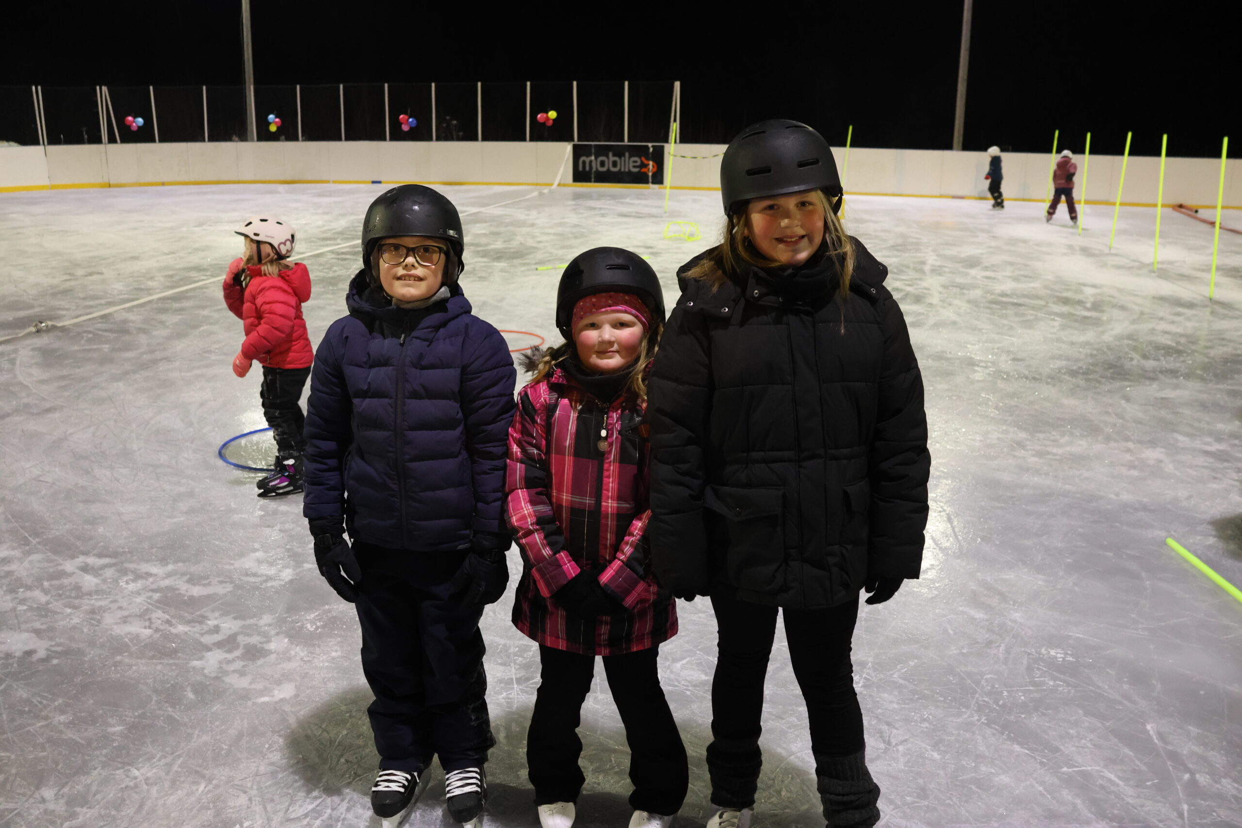 Adrian Brandt Jørgensen (10), Ebba Elise Linna (6), og Ingrid Otilie Linna (10) syntes det var moro på isen fredag kveld.