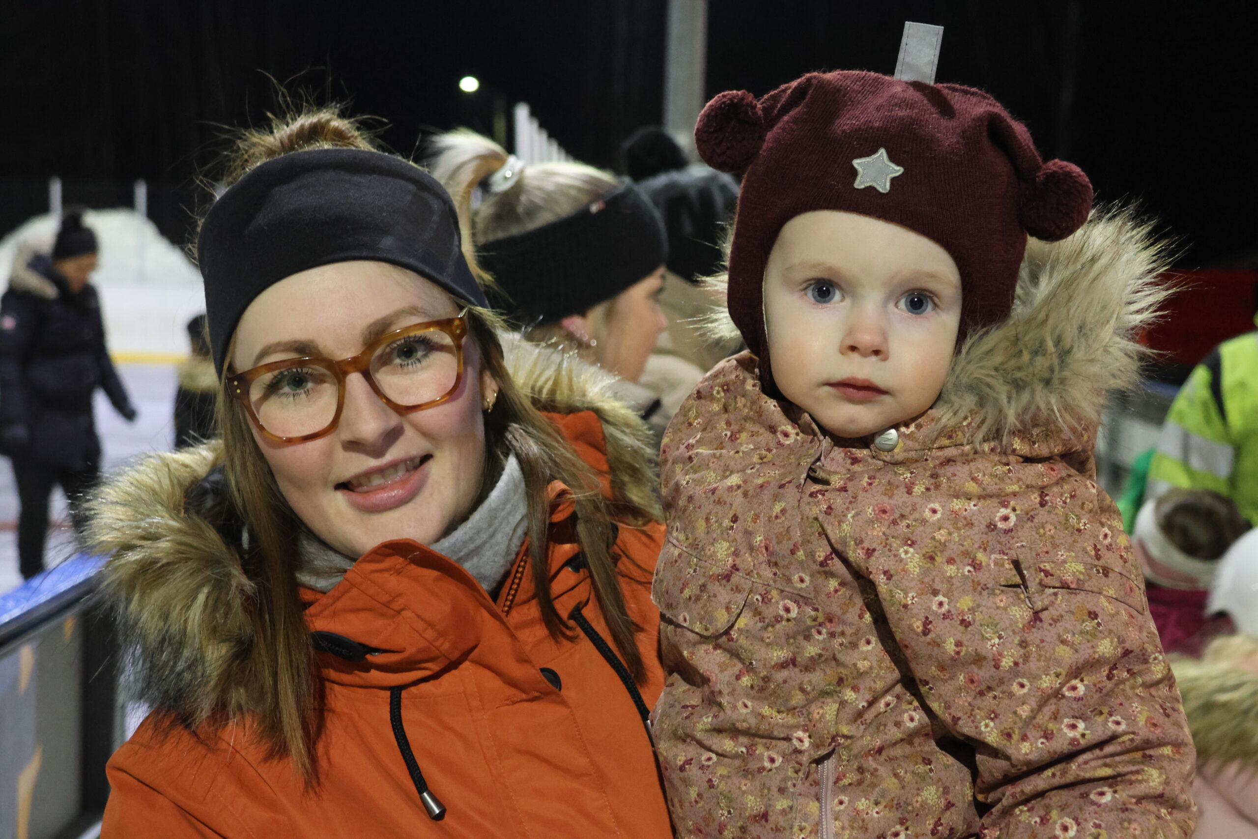 Anne-Marie Andersson og Iben Andersson (2) koste seg på utsiden av skøyteisen.Anne-Marie skrøt av tilbudet som IL Brane har for barn og unge på Roverud.