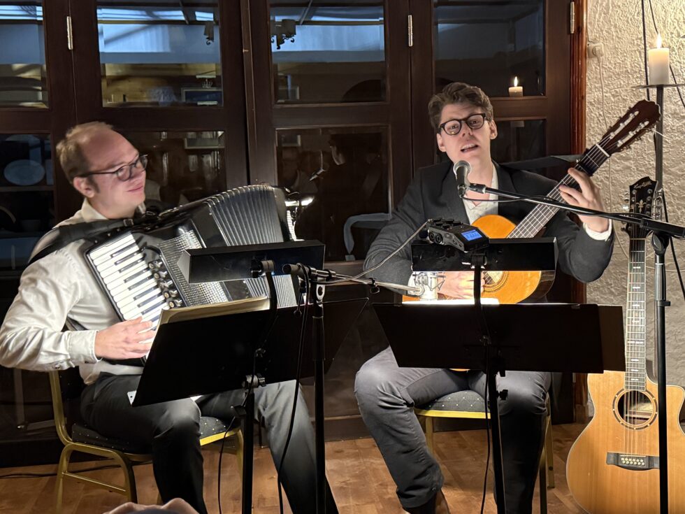 Duo Visklang består av William Sundman Sääf på vokal og gitar og Andreas Nilsson på trekkspill.