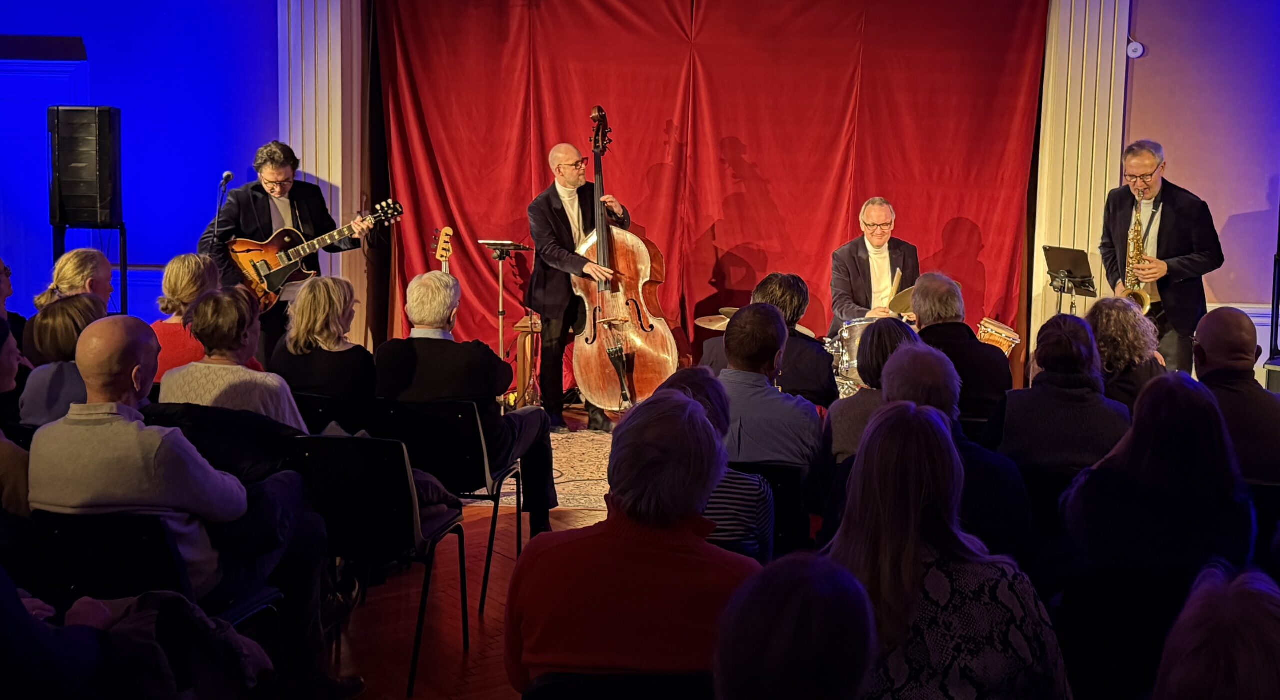 Rubber Soul Quartet spilte for smekkfullt lokale i Herdahlsalen lørdag kveld.
