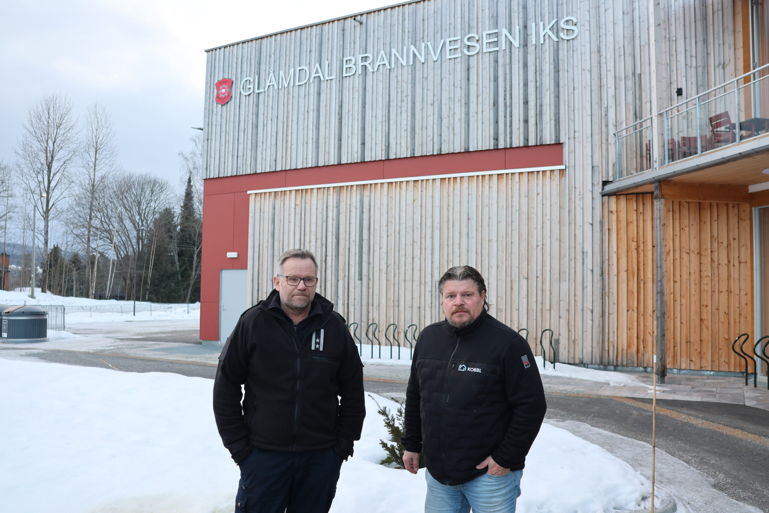 Per Harald Bekken, leder for forebyggende avdeling i Glåmdal brannvesen IKS og Rune Sand teknisk sjef i KOBBL oppfordrer borettslag og sameier om å prioritere brannsikkerhet.