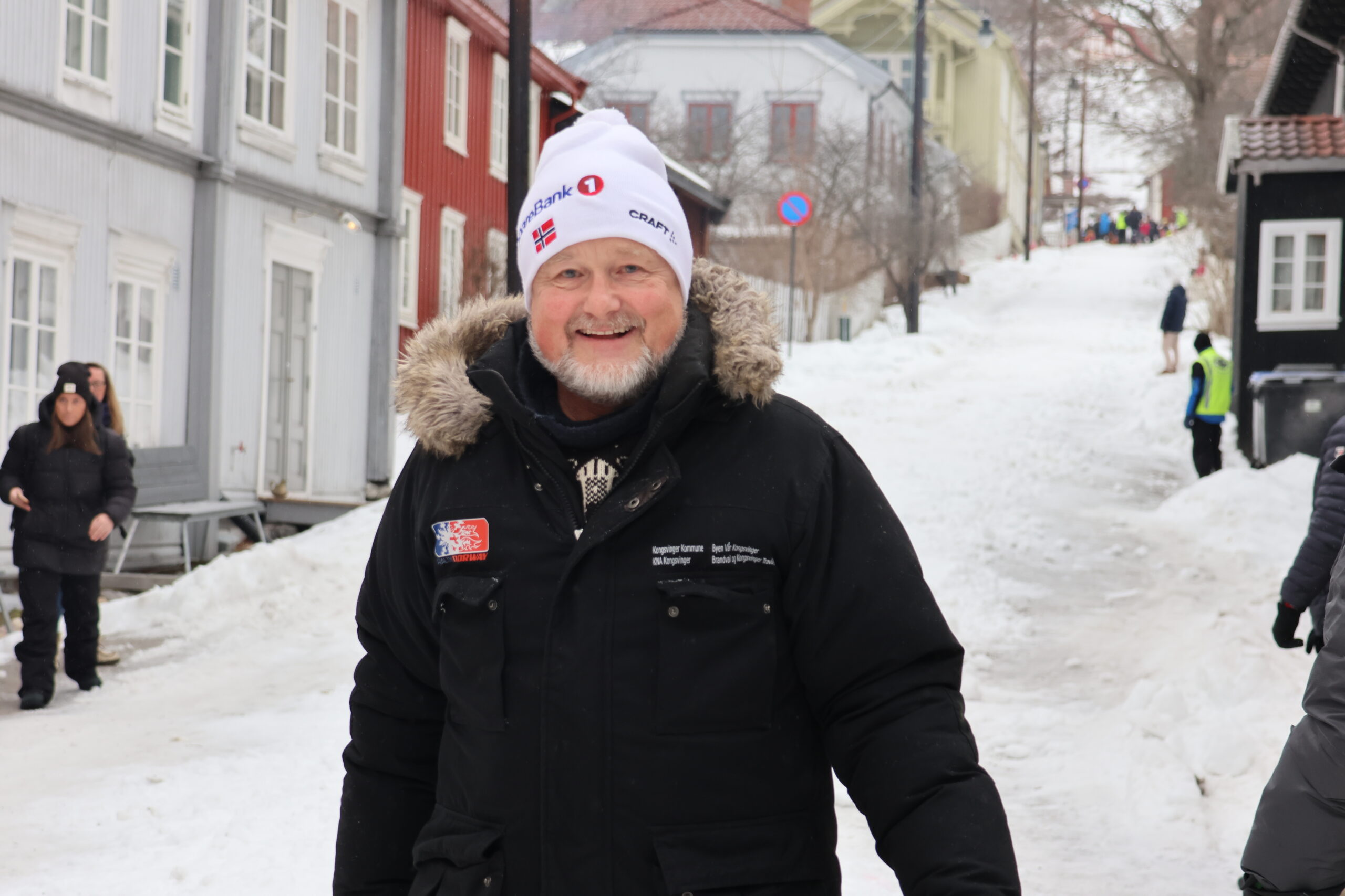 Uno Arnesen, leder i Foreningen Byen Vår var strålende fornøyd med at det ordnet seg med snø i akebakken.