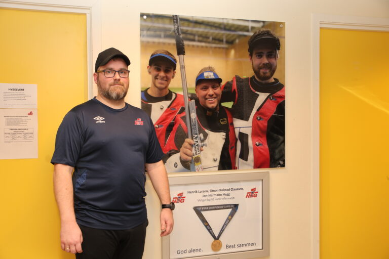 Sportssjef for skyting ved NTG Kongsvinger, Kjell Ivar Kolstad, viser frem en av suksesshistoriene som har kommet fra skolen: Henrik Larsen, Simon Kolstad Claussen og Jon-Hermann Hegg gikk alle på skolen på Kongsvinger. Sammen tok de gull i lag VM.